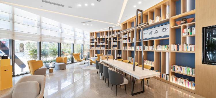 雅安高铁站时代天街亚朵酒店图片