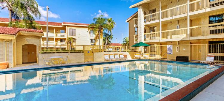坦帕湾皮内拉斯公园克利尔沃特拉昆塔温德姆酒店(La Quinta Inn by Wyndham Tampa Bay Pinellas Park Clearwater)图片