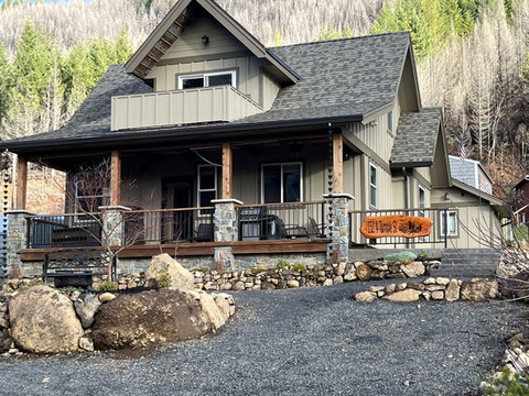 Cozy cabin in Detroit. 6 minute walk to Detroit Marina. Full kitchen amenities.