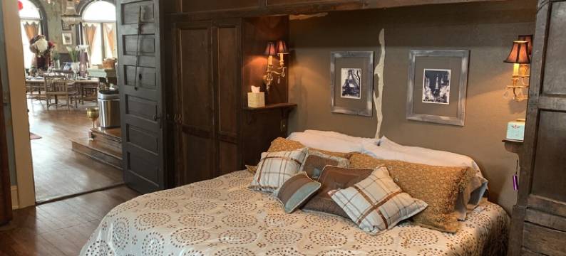 The Pythian Building Penthouse Apt. is centrally located on the city square.图片