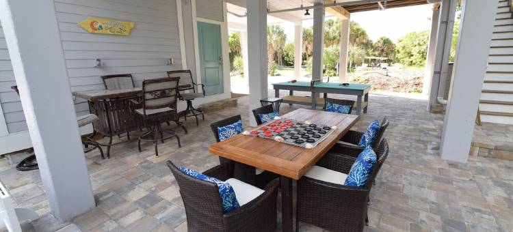 Waterfront Property with Dock and 2 Minute Walk to the Beach图片