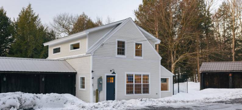 Charming Sanctuary with Backyard Pond and High-End Kitchen - Exquisite Haven图片