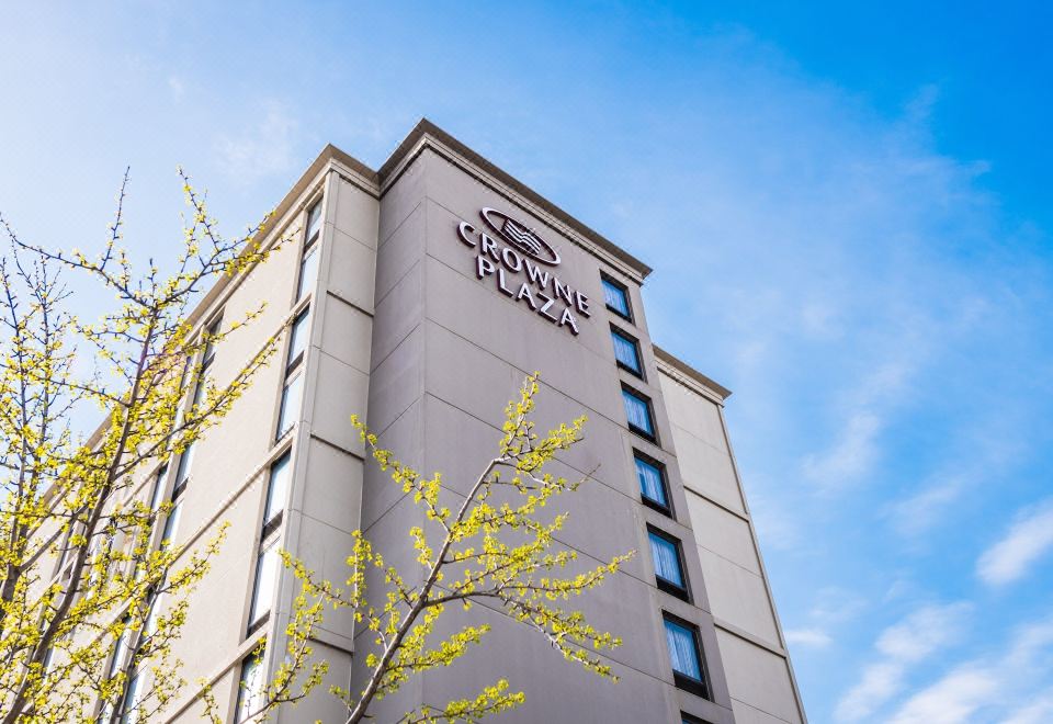 Crowne Plaza Newark Airport Over view