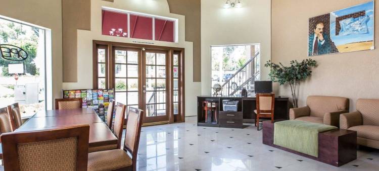 福布鲁克市中心伊克诺套房酒店(Econo Lodge Inn & Suites Fallbrook Downtown)图片