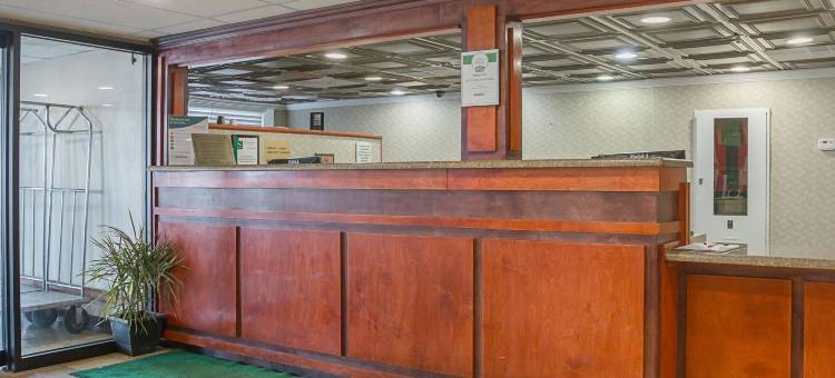 品质酒店及套房底特律大都会机场(Quality Inn & Suites Detroit Metro Airport)图片