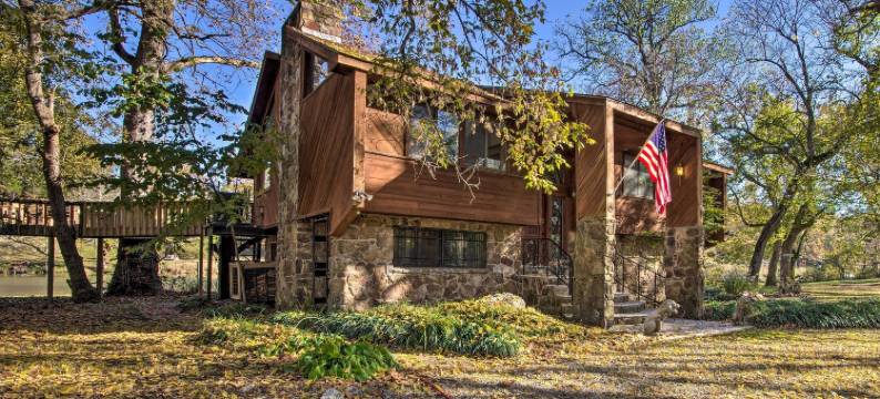 河边之家，带树屋，火坑和露台!(Riverfront Getaway w/ Treehouse, Fire Pit & Deck!)图片