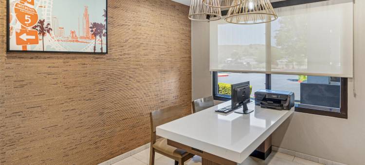 Best Western Valencia/Six Flags Inn & Suites图片