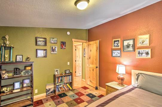 湖畔伊顿维尔小屋带码头和山景!(Lakefront Eatonville Cabin w/ Dock & Mtn Views!)