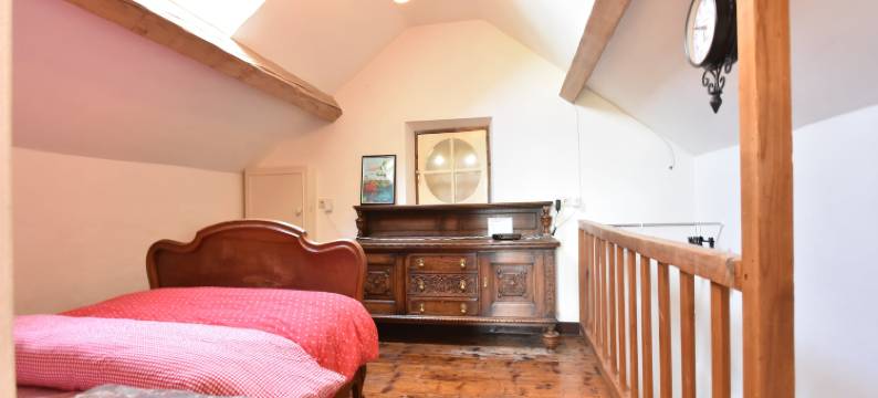 Cottage in France with Garden near Lake图片