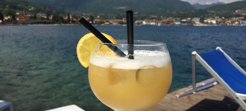 Mansion by Lake Garda with Pools & Olive Trees图片