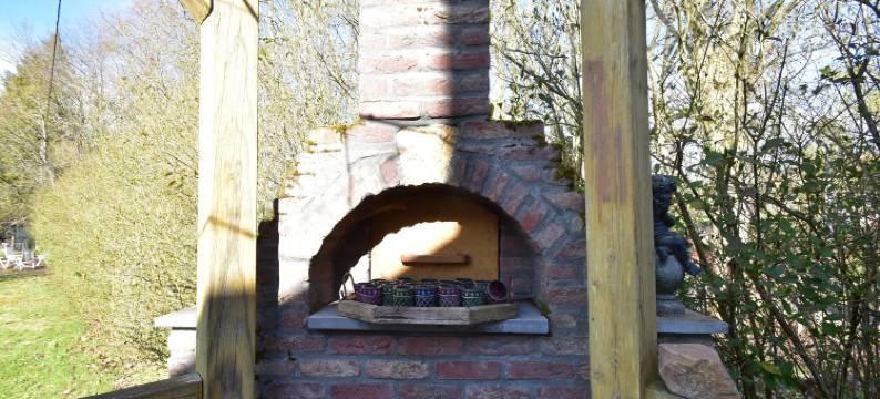 Cottage in France with Garden near Lake图片