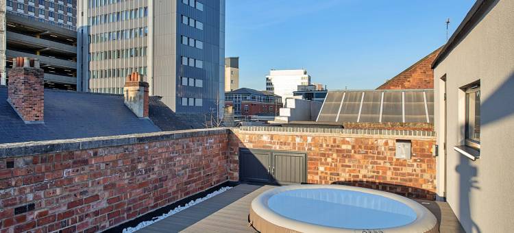 诺丁汉酒店配有屋顶热水浴缸(Townhouse in Nottingham with Rooftop Hot Tub)图片