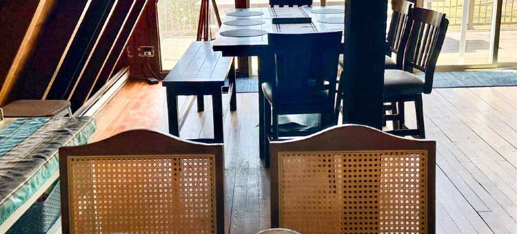 Spacious 5-bedroom A-Frame in South Haven with view of Lake Michigan图片