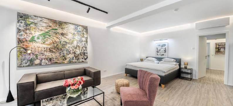 Superior Apartment Art Collection with Kingsize Bed and Air Conditioning图片