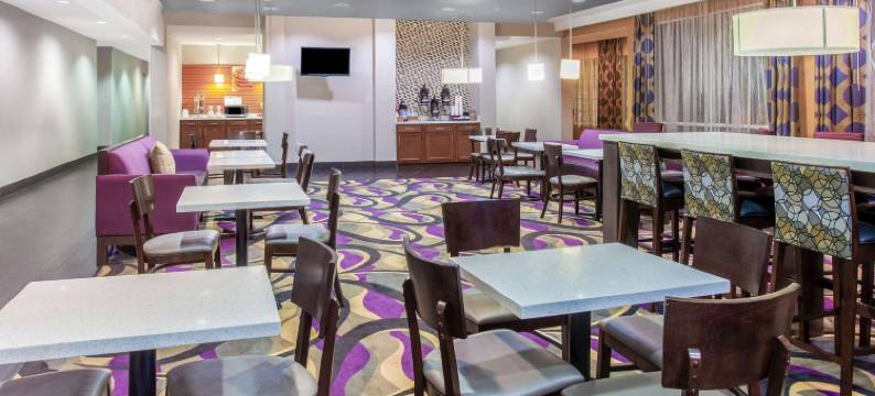 卢灵拉昆塔温德姆套房酒店(La Quinta Inn & Suites by Wyndham Luling)图片