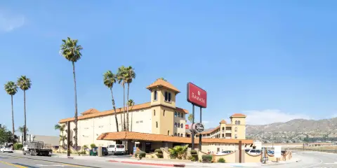 温德姆華美達伯班克機場酒店