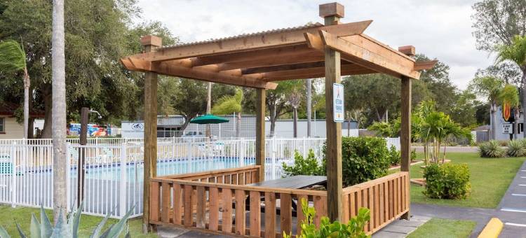 萨拉索塔速8酒店-近西耶斯特基(Super 8 by Wyndham Sarasota Near Siesta Key)图片