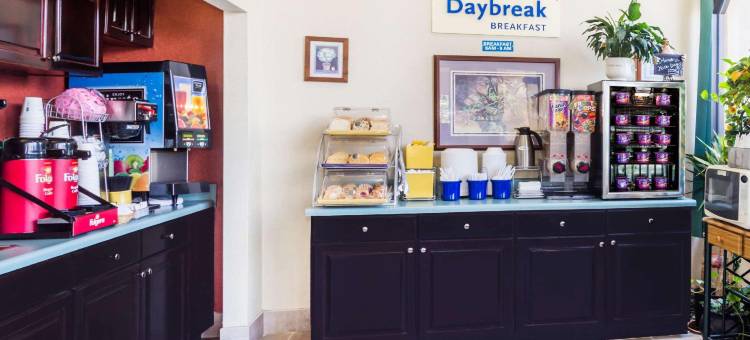 亨德森维尔戴斯酒店(Days Inn by Wyndham Hendersonville)图片