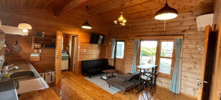 一个可以开车到达的偏远岛屿，目前备受关注的[濑底岛]公寓(Its a Cute Log House on the Remote Island Sesoko)图片