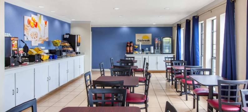 布劳尼希湖戴斯套房酒店(Days Inn & Suites by Wyndham Braunig Lake)图片