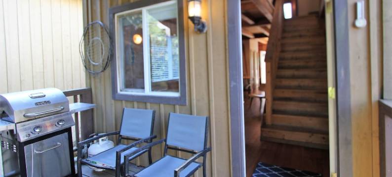 黑熊小屋酒店(Waterfront Timber Frame Cottage!)图片