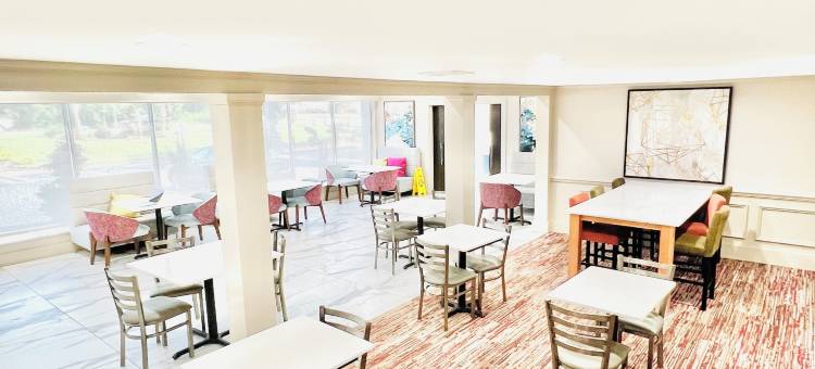 南麦克多诺I-75品质套房酒店(Quality Inn & Suites McDonough South I-75)图片