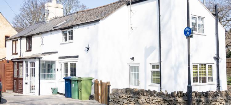 精彩4床8人民宿停车场(Stunning 4 Bed Sleeps 8 Cottage Parking)图片