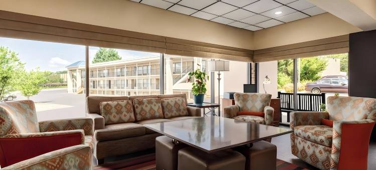 林奇堡温德姆呗盟套房酒店(Hill City Inn)图片