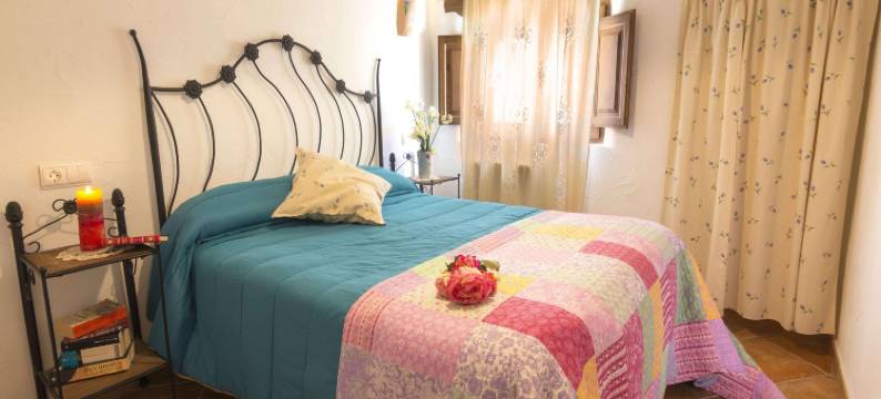 Holiday Home in Laroya with Pool & BBQ图片