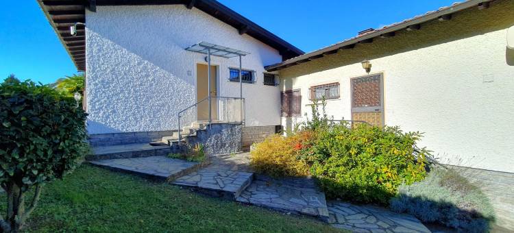 马焦雷湖畔度假屋带阳台(Holiday Home by Lake Maggiore with Balcony)图片