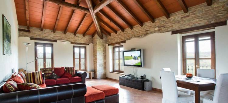 Sunny holiday home with swimming pool图片