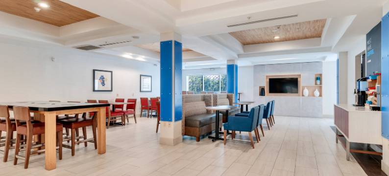 智选假日套房酒店湖埃尔西诺(Holiday Inn Express & Suites LAKE ELSINORE by IHG)图片