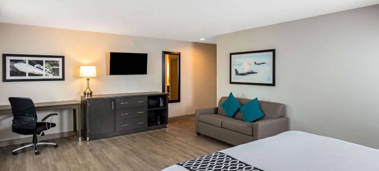 拉斯维加斯内利斯拉昆塔温德姆酒店(La Quinta Inn & Suites by Wyndham Las Vegas Nellis)图片