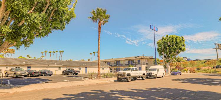 加利福尼亚塔斯廷 - 橘郡 6 号汽车旅馆(Motel 6 Tustin, CA – Orange County)图片