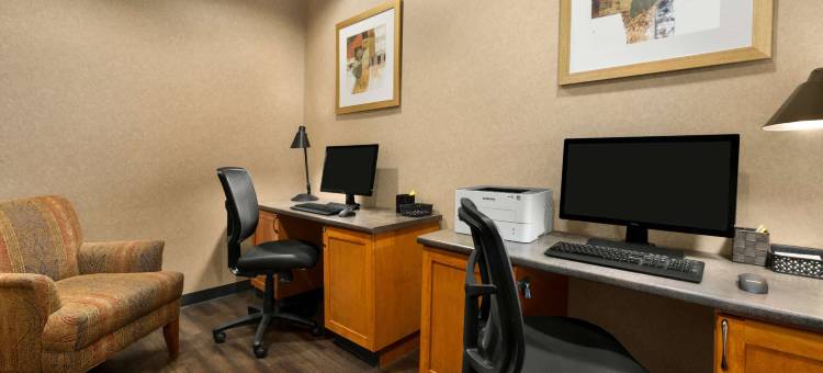 埃德蒙顿机场戴斯套房酒店(Days Inn & Suites by Wyndham Edmonton Airport)图片