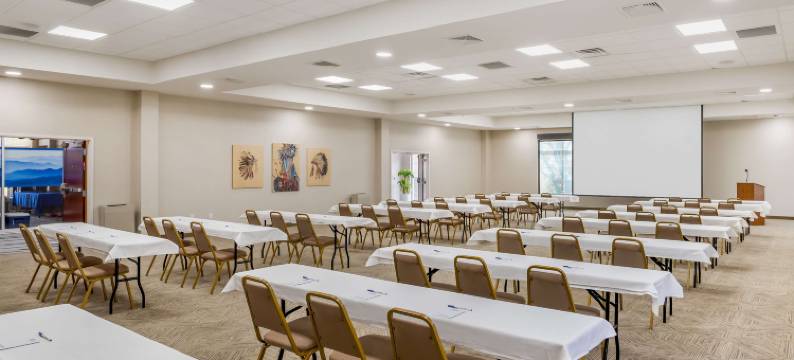 十字路贝斯特韦斯特优质套房酒店(Best Western Plus Crossroads Inn  Suites)图片