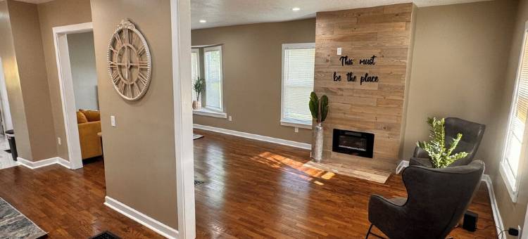 堪萨斯城市中心温馨三卧室度假屋，配备WiFi、空调等更多设施(Lovely 3-bedroom house in downtown Kansas City with WiFi, AC and so much more)图片