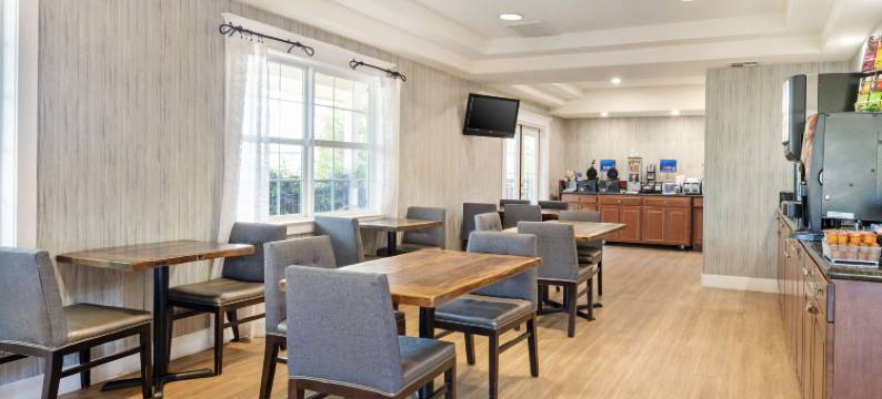 雪松贝斯特韦斯特酒店(Best Western Cedar Inn  Suites)图片