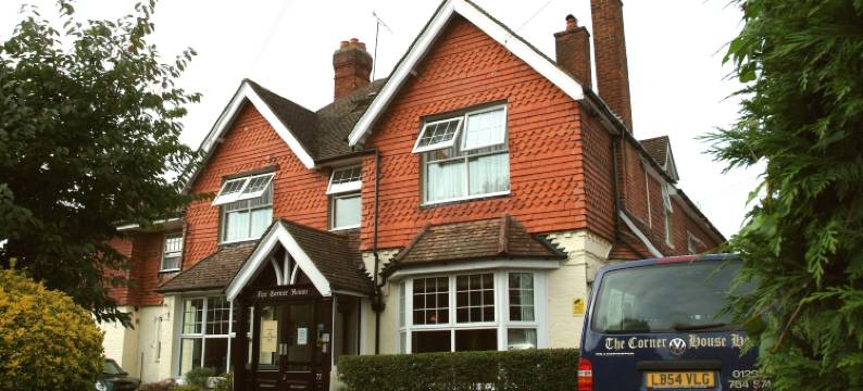 盖特威克角落之家酒店(Corner House Hotel Gatwick with Bookable Holiday Parking)图片