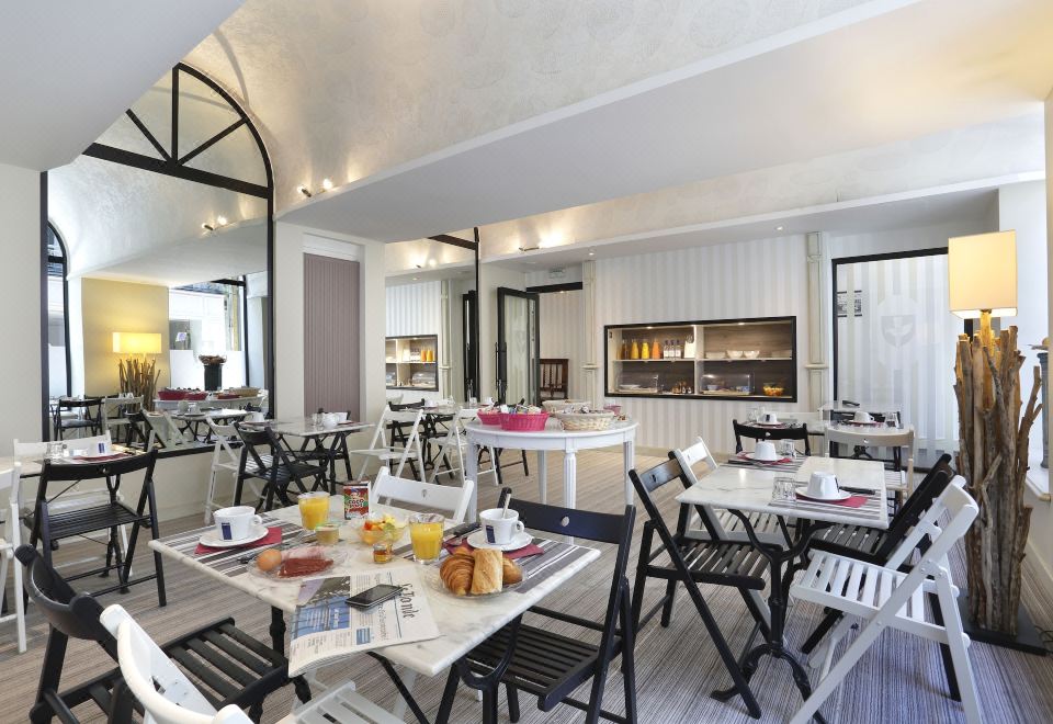 Hôtel le Roncevaux Hotel Overview