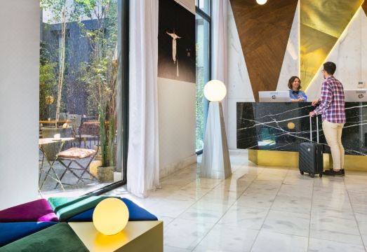 One Shot FortunyHotel Overview