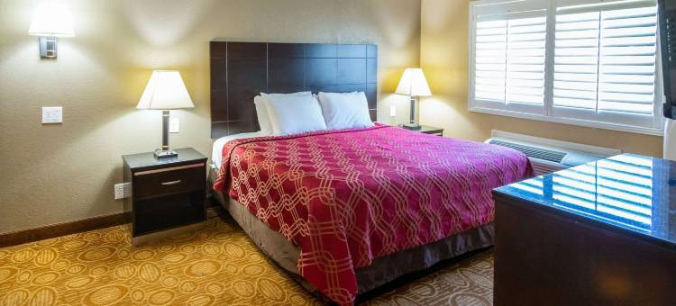 福布鲁克市中心伊克诺套房酒店(Econo Lodge Inn & Suites Fallbrook Downtown)图片