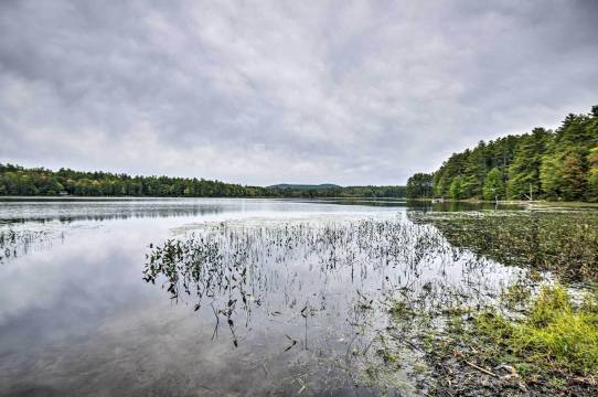 位于Scobie Pond的现代法兰斯顿度假胜地!(Modern Francestown Retreat on Scobie Pond!)