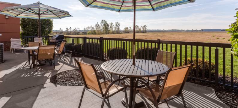 智选假日套房酒店草地滚球场(Holiday Inn Express & Suites BOWLING GREEN by IHG)图片