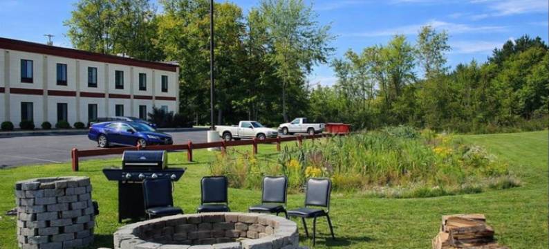 卡特吉愉夜酒店，靠近德拉姆堡(Pleasant Night Inn Carthage Near Fort Drum)图片