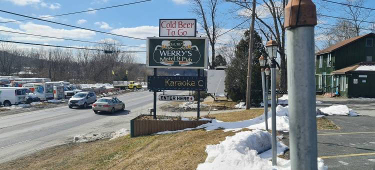 OYO东斯特劳兹堡波科诺斯的Werry's小屋汽车旅馆酒吧(Werry's Cottages Motel & Pub by OYO East Stroudsburg Poconos)图片
