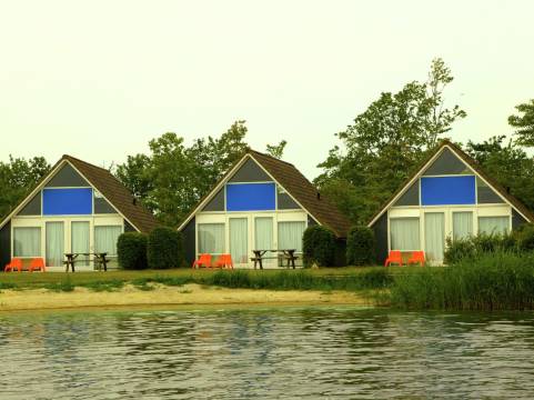 小海滩上舒适设备完善屋酒店 - 附阳台(Cozy Furnished House With a Terrace, on a Little Beach)