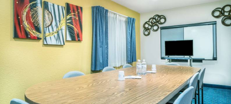 托马麦客达套房酒店(Microtel Inn & Suites by Wyndham Tomah)图片