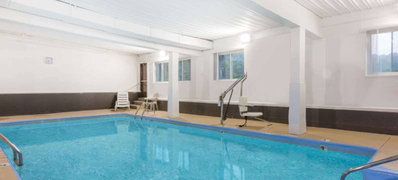 布里奇波特戴斯套房酒店-克拉克斯堡(Days Inn & Suites by Wyndham Bridgeport - Clarksburg)图片