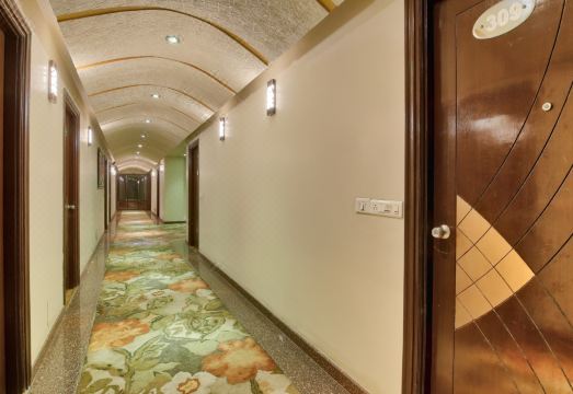 Milestone 251 Hotel Overview